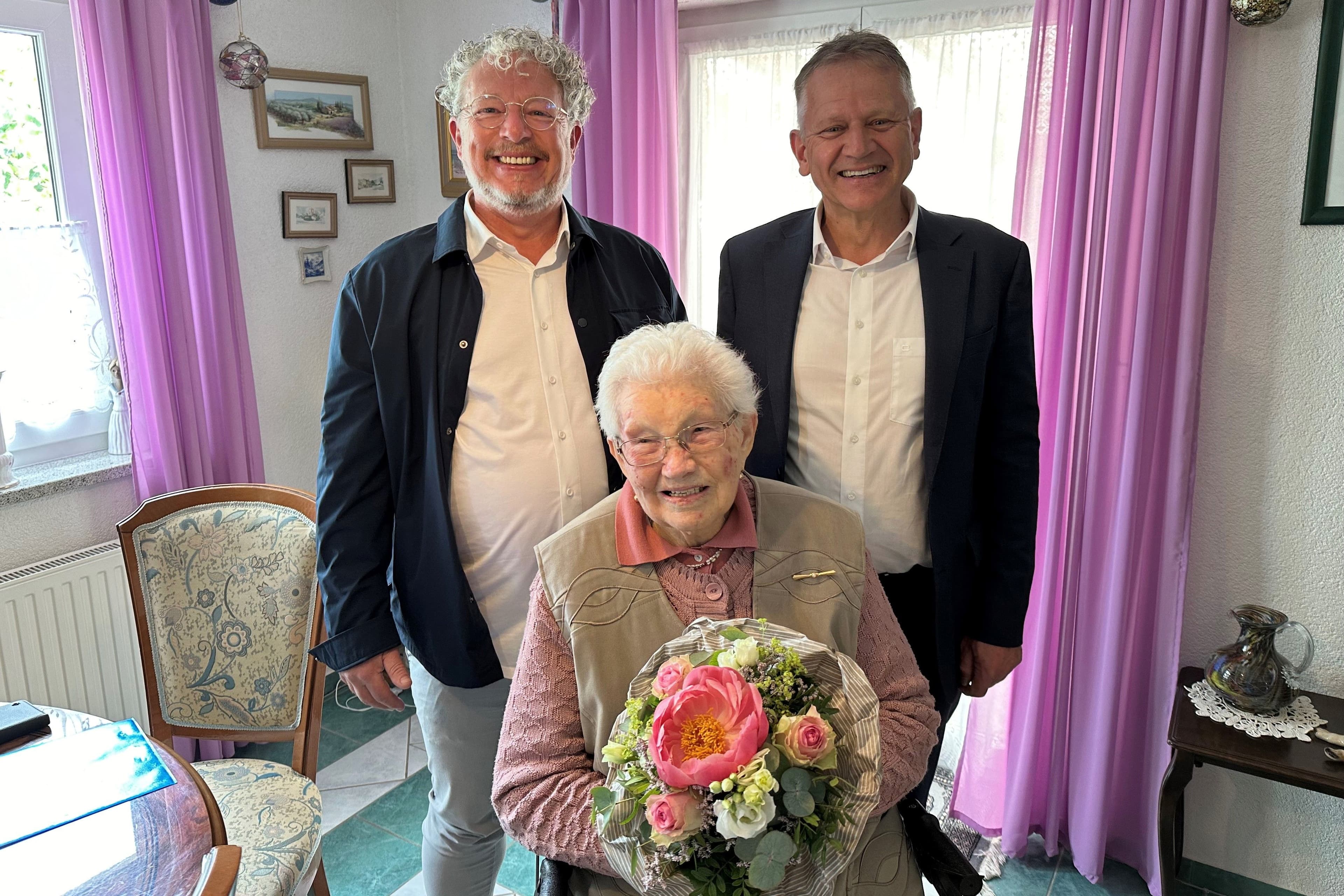 Ein Jahrhundert voller Lebensgeschichten: Vera Schmidt feiert ihren 100. Geburtstag