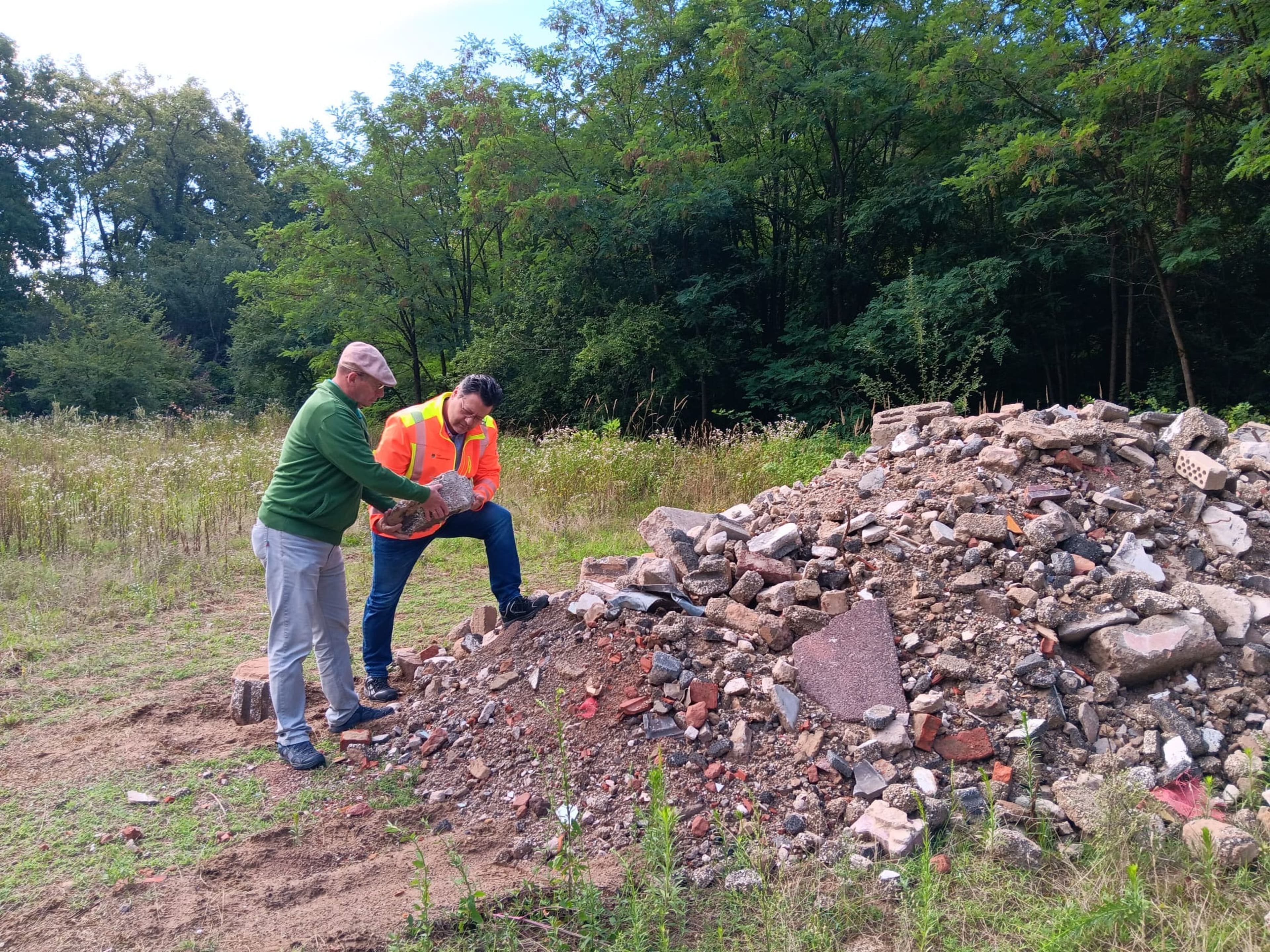 Illegale Müllablagerung im Hirschackerwald entdeckt