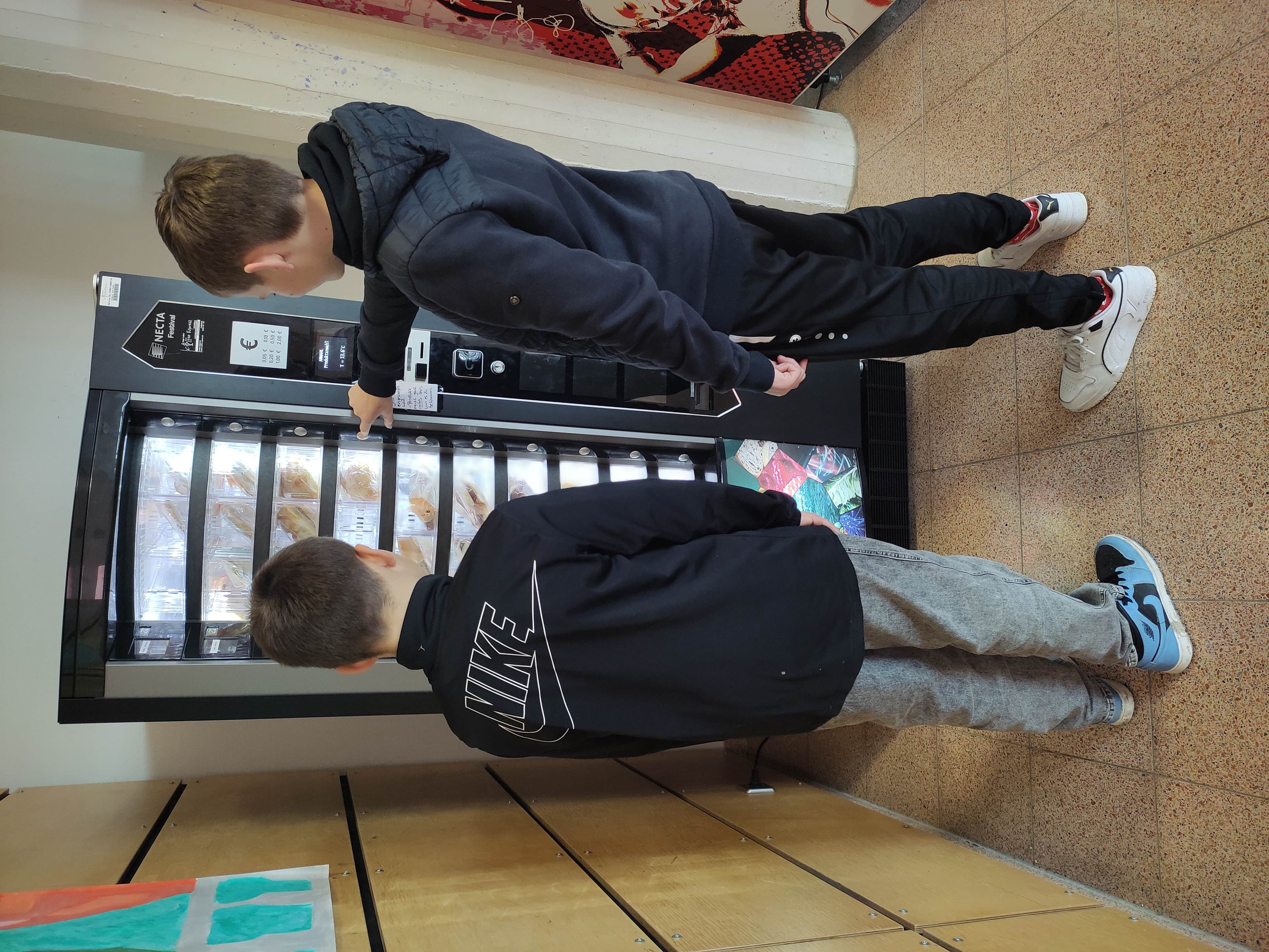Neuer Backwarenautomat begeistert Schüler in Schwäbisch Hall