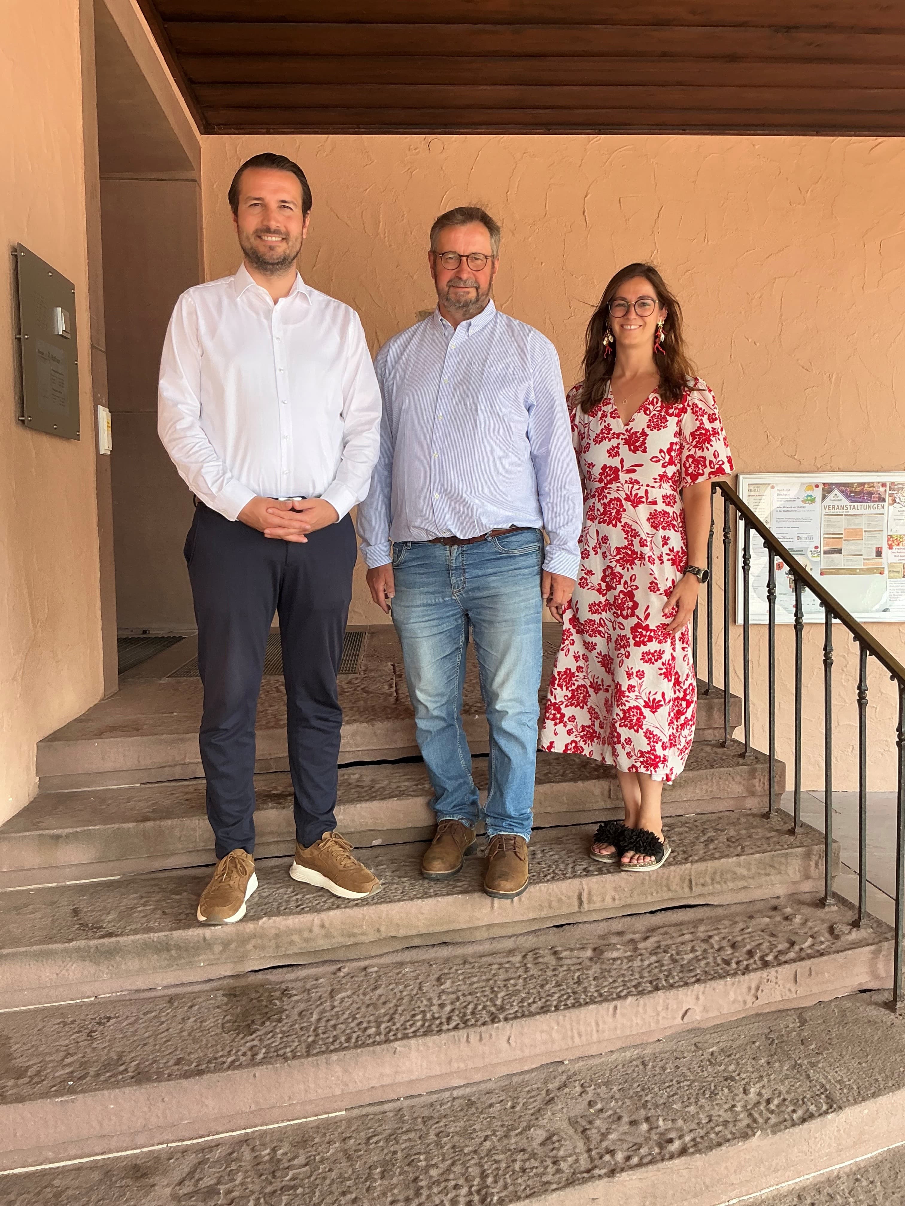 Oberbürgermeister Adrian Sonder (links) und Carolin Schölzl, Tourismusdirektorin von Freudenstadt sowie Mit-Geschäftsführerin der Tal X gGmbH, zusammen mit Joachim Frey.