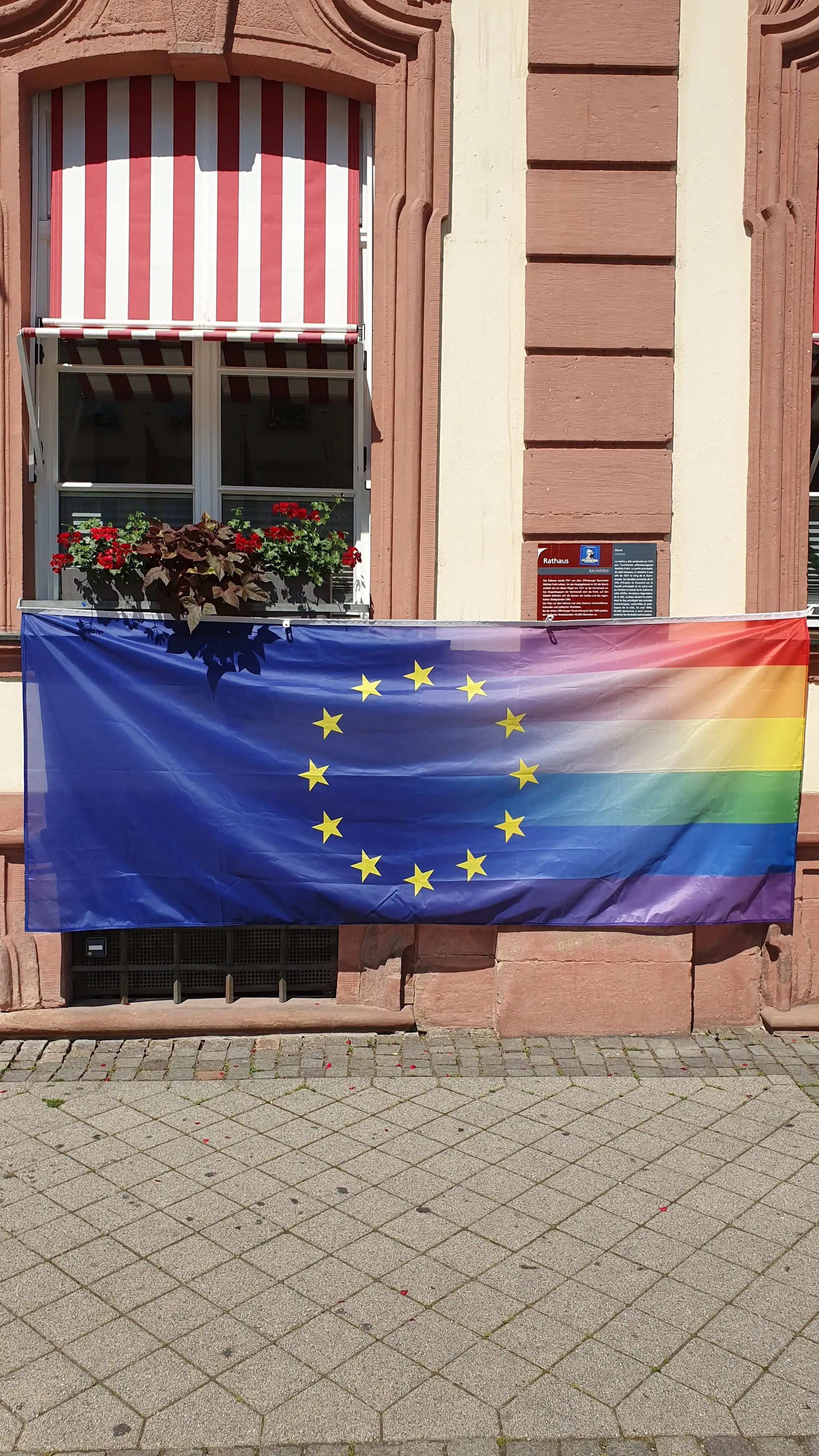 Kurzmitteilung: Rainbow Flag am Historischen Rathaus