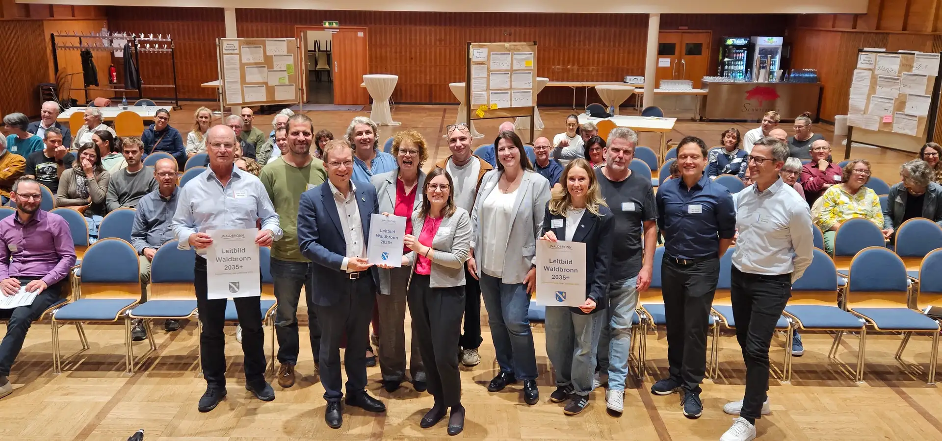 Ein bearbeitetes Leitbild-Foto zur Übergabe im Rahmen des Waldbronner Leitbilds 2035+; genaue Personen oder Inhalte sind aus der Bilddatei nicht ersichtlich.