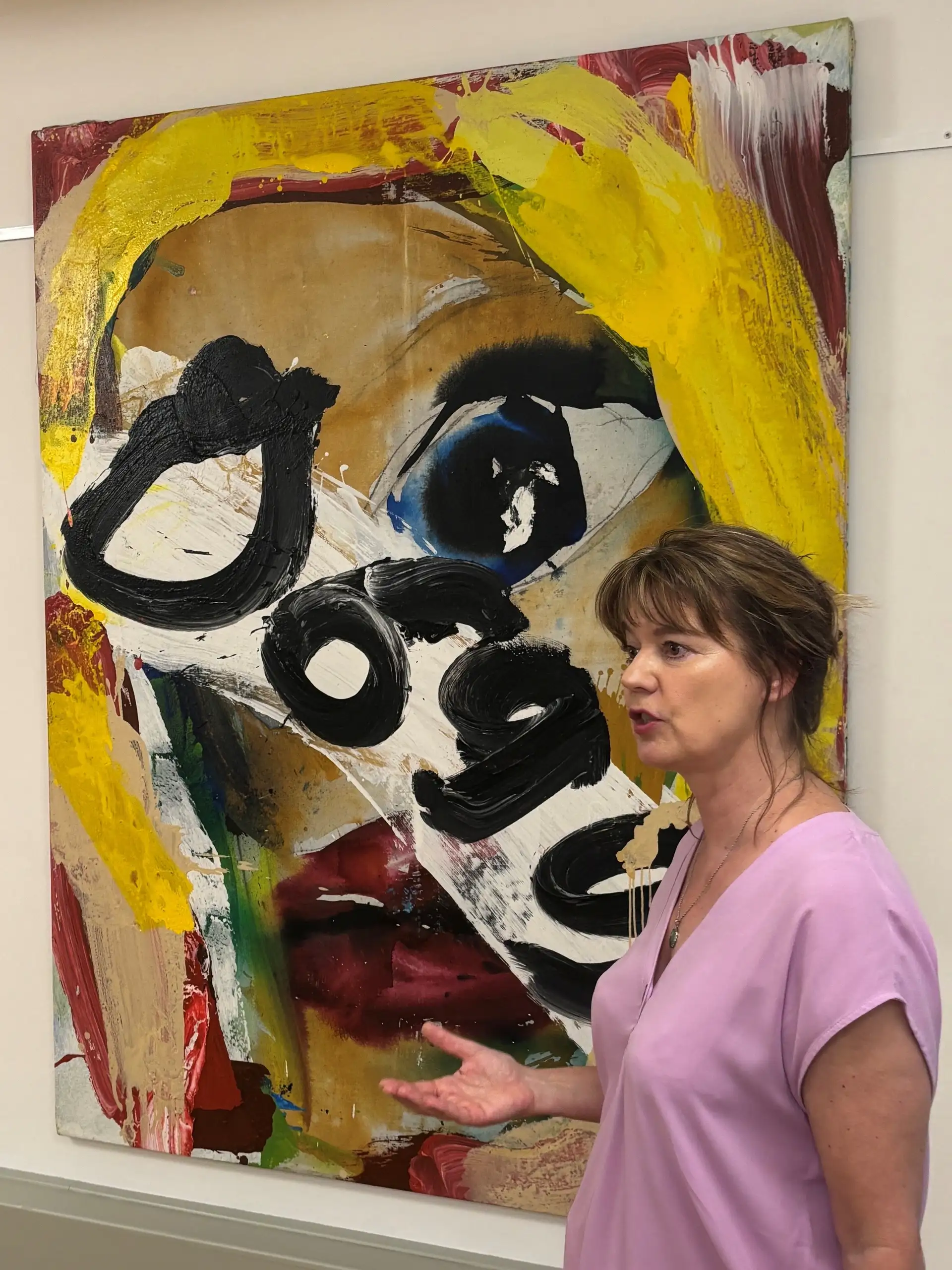 Kuratorin Heike Frommer bei der Ausstellungsführung „Kunsthäppchen“ im Roten Haus in Meersburg.