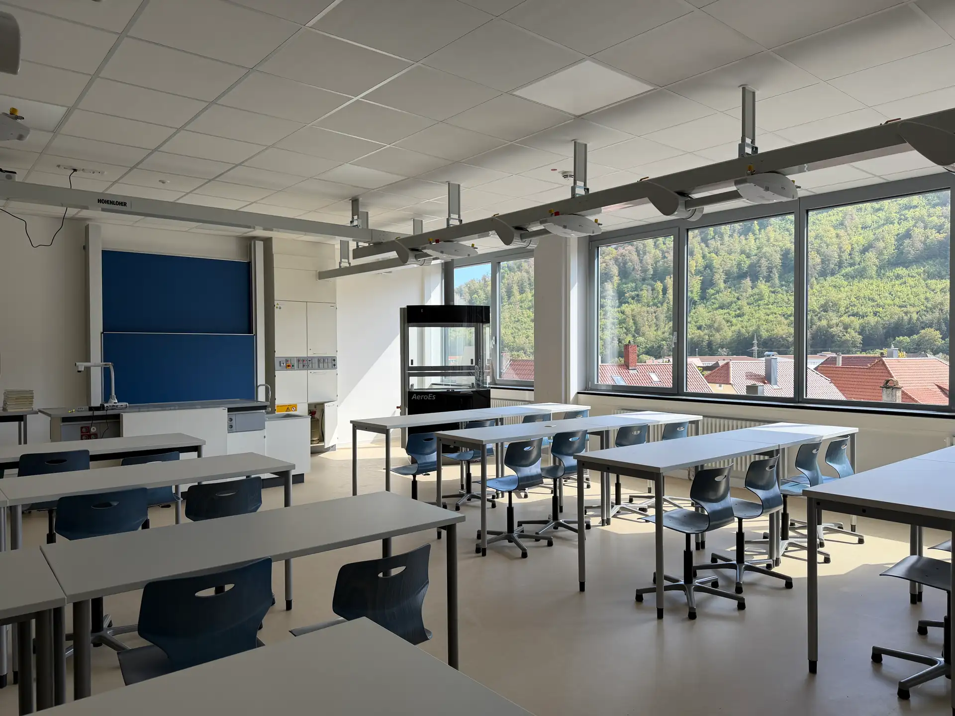 Ein Unterrichtsraum für Biologie und Chemie an der Walther-Groz-Schule in modernen naturwissenschaftlichen Fachräumen.
