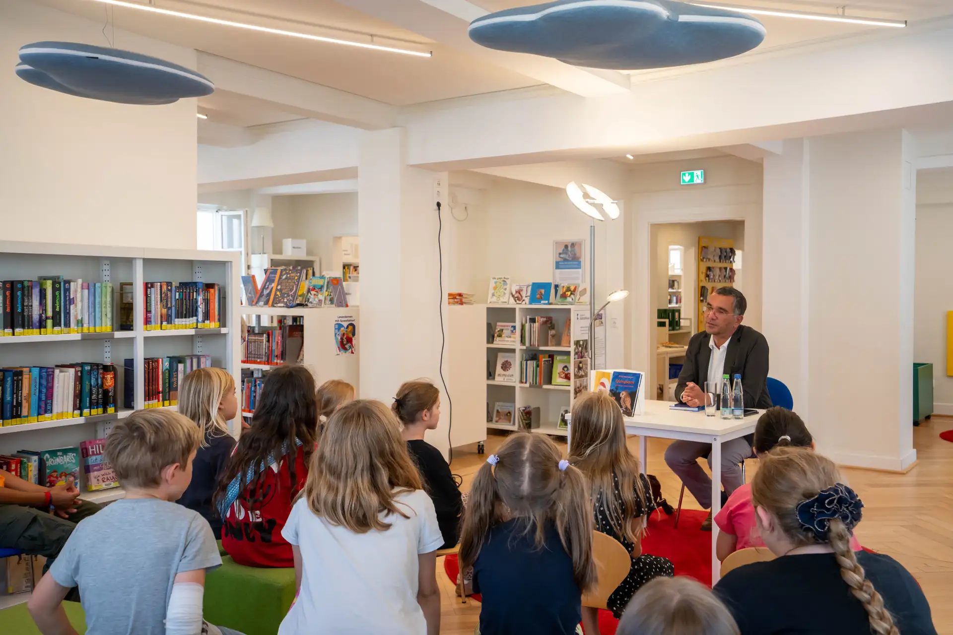 Philipp Molsberger begeisterte die Kinder bei der Abschlussveranstaltung von "HEISS AUF LESEN" mit einer Lesung aus seinem Roman "Quispiam".