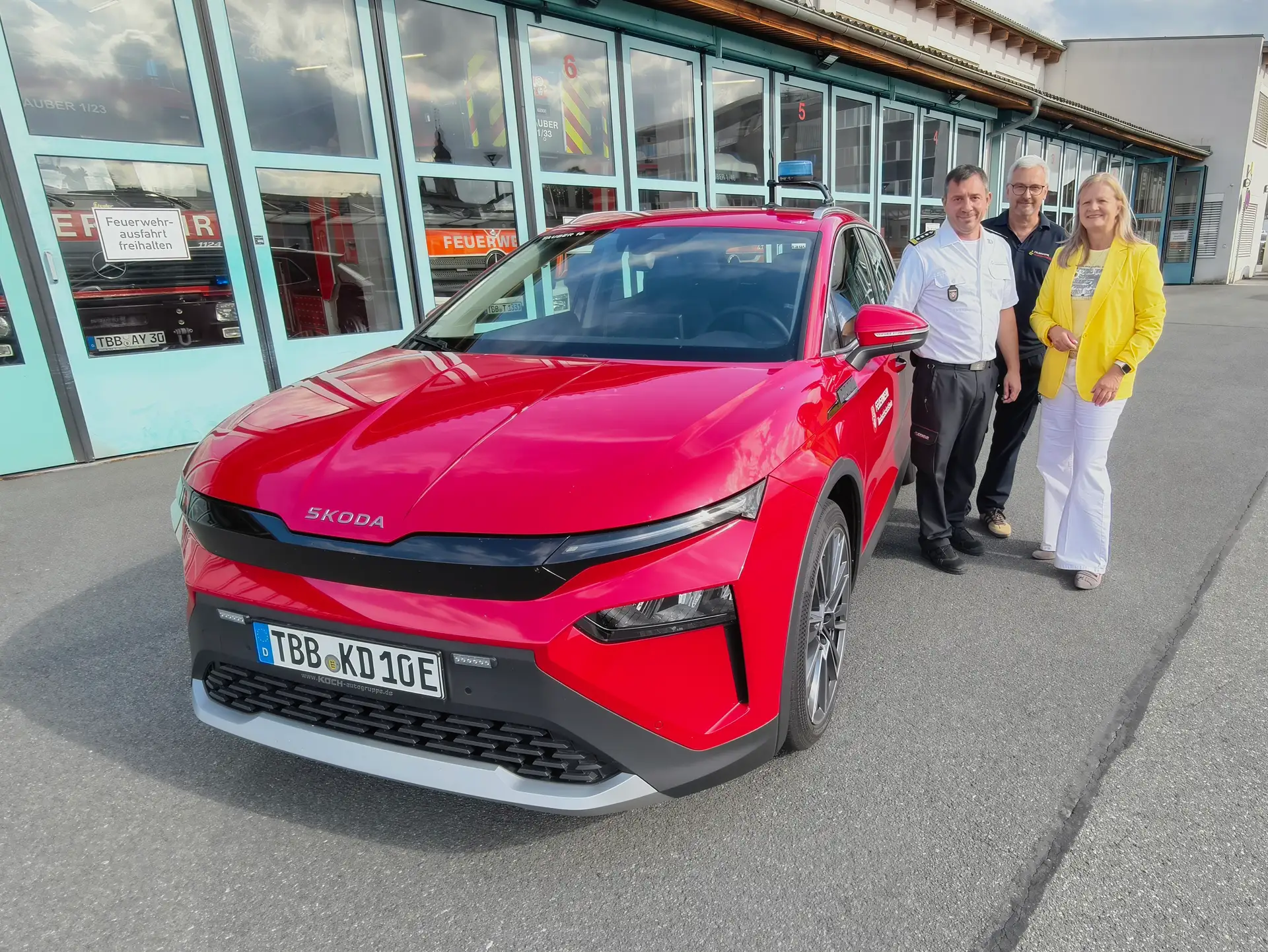 Der neue vollelektrische Kommandowagen der Freiwilligen Feuerwehr Tauberbischofsheim mit (v.l.) Stadtkommandant Stefan Lindtner und seinem Stellvertreter Kuno Zwerger sowie Bürgermeisterin Anette Schmidt.
