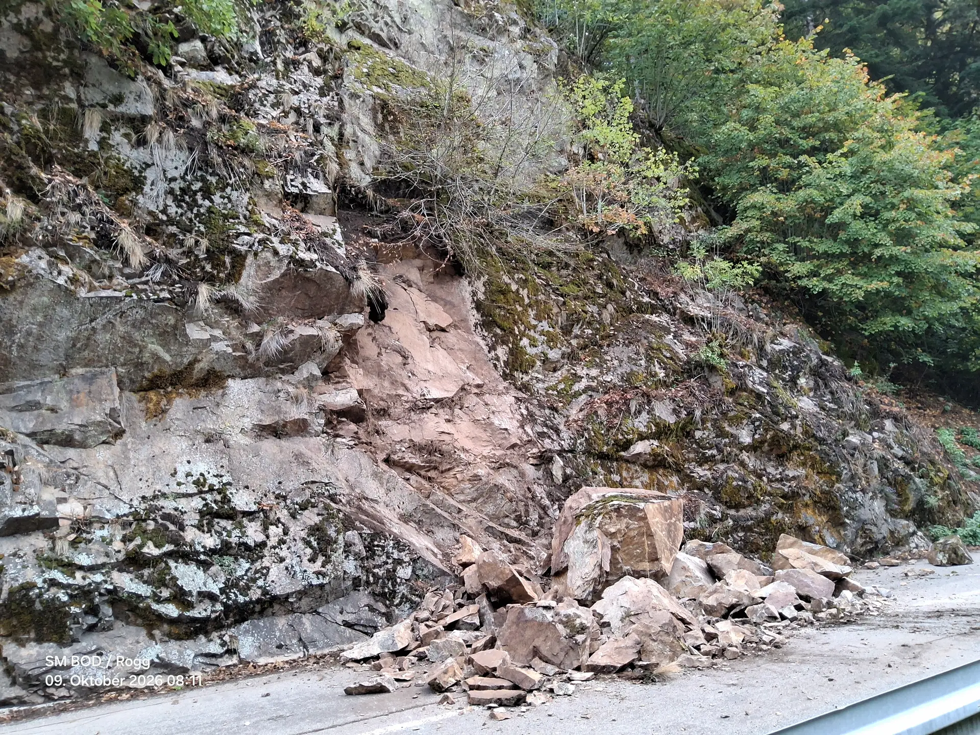 Felssturz im Schlüchttal, ein etwa 2,0 × 1,5 m großer Felsblock blockiert die Landesstraße L157 zwischen Witznau und Riedersteg.