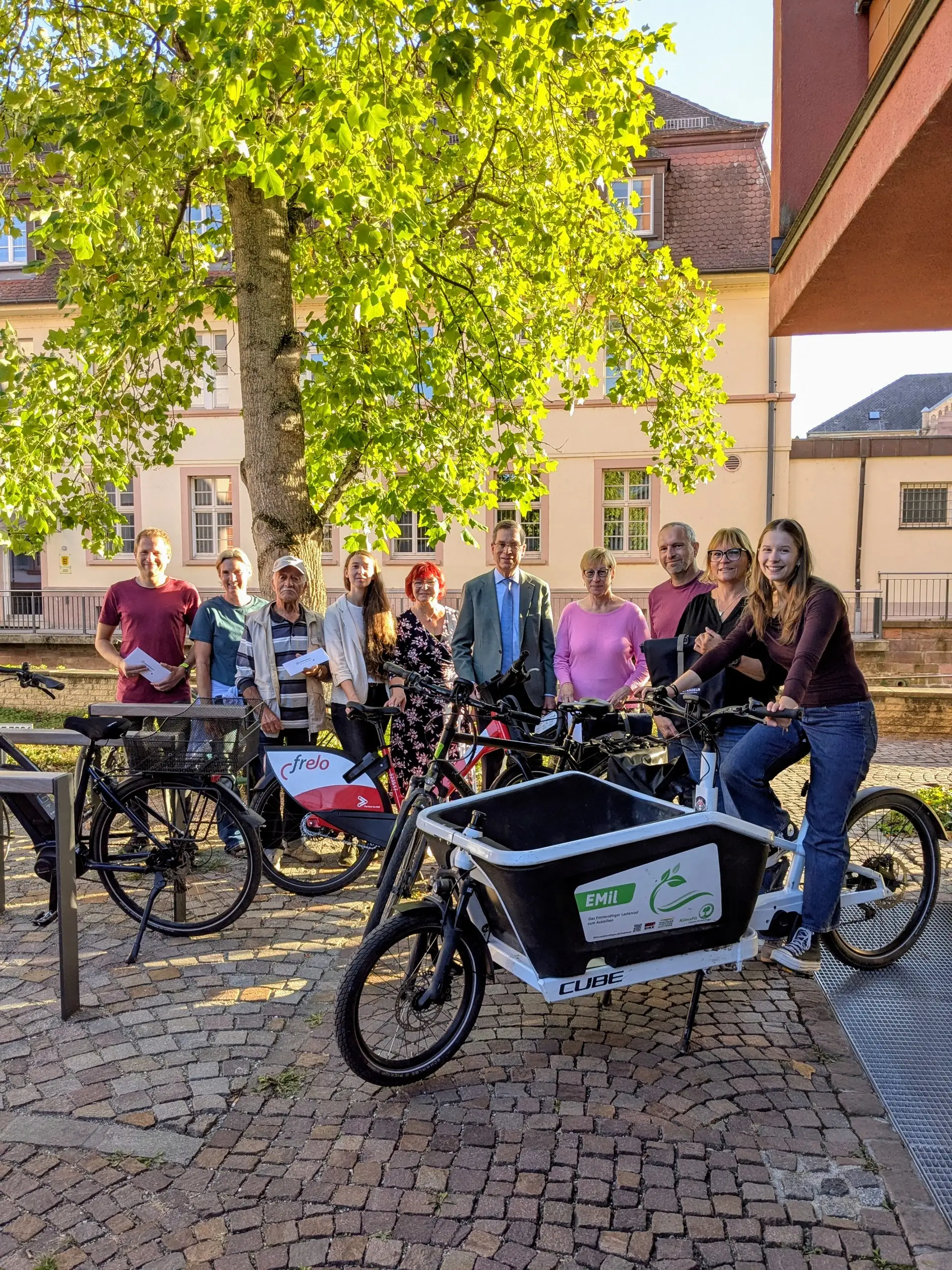 Teilnehmende der Kampagne STADTRADELN bei einer Preisübergabe im Innenhof des Landratsamts Emmendingen, von links mit mehreren benannten Personen.