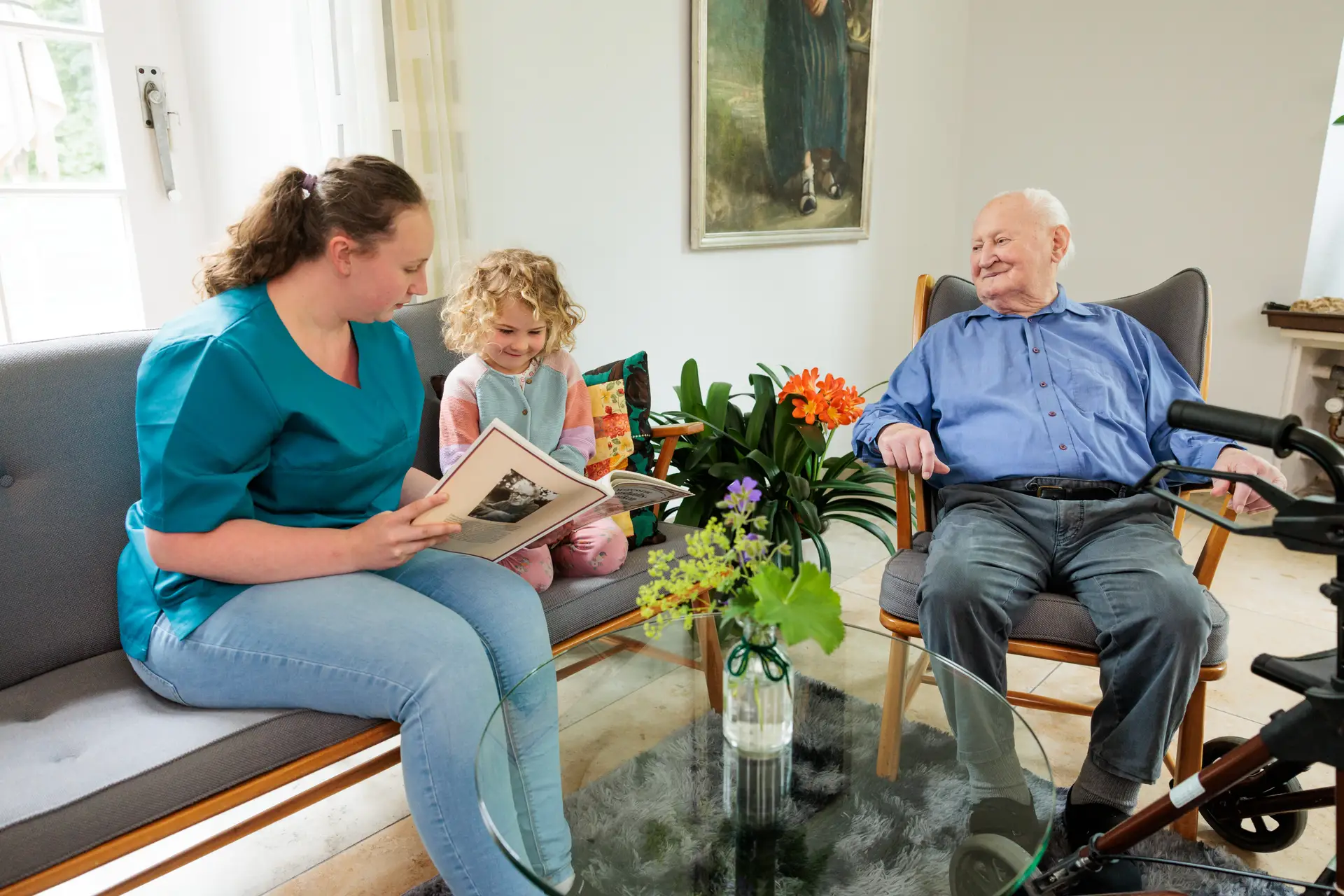 Eine Dorfhelferin betreut mehrere Personen unterschiedlichen Unterstützungsbedarfs.