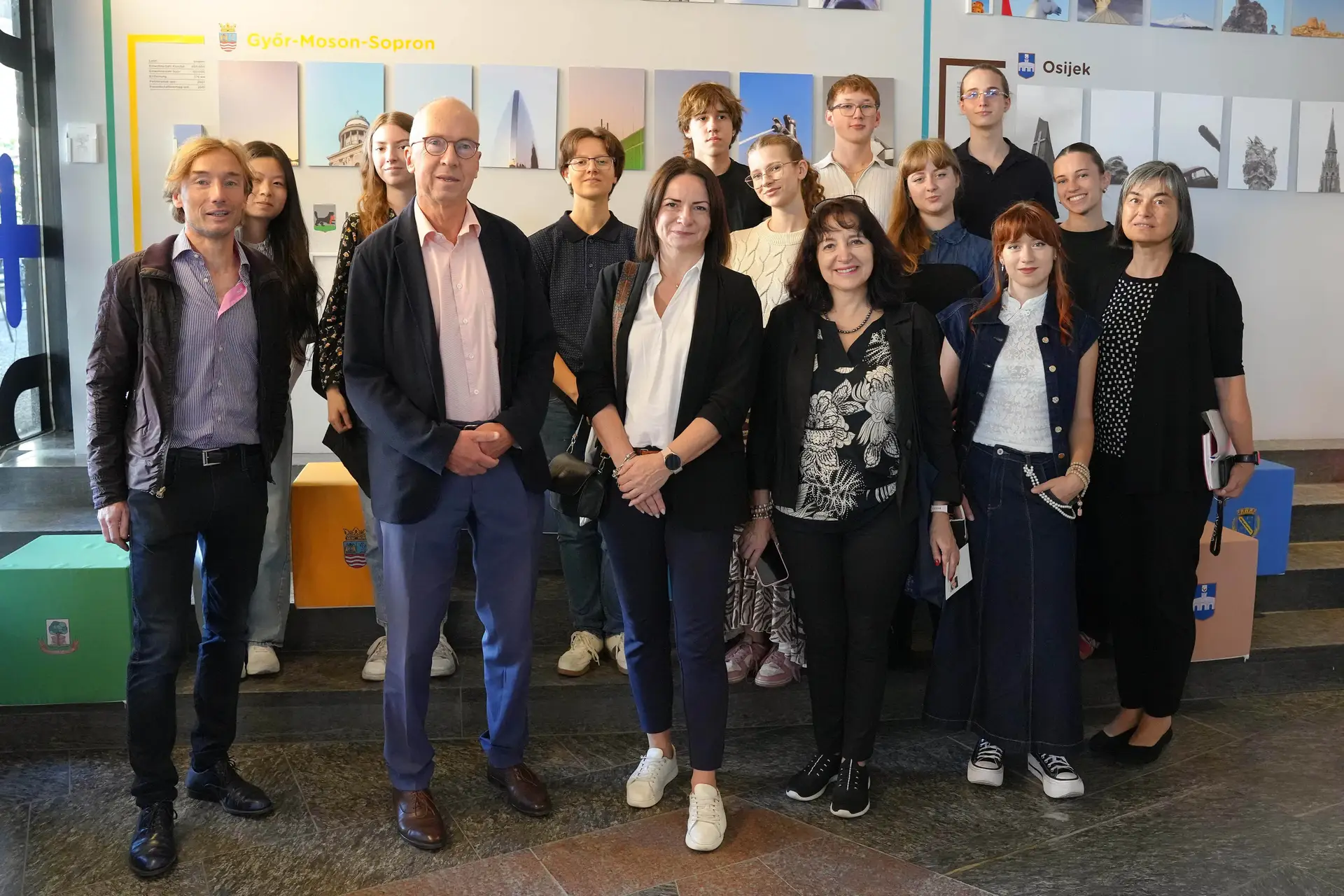 Gruppenfoto mit mehreren Personen im Rahmen eines Besuchs von Schülerinnen und Schülern aus Tschenstochau in Pforzheim.