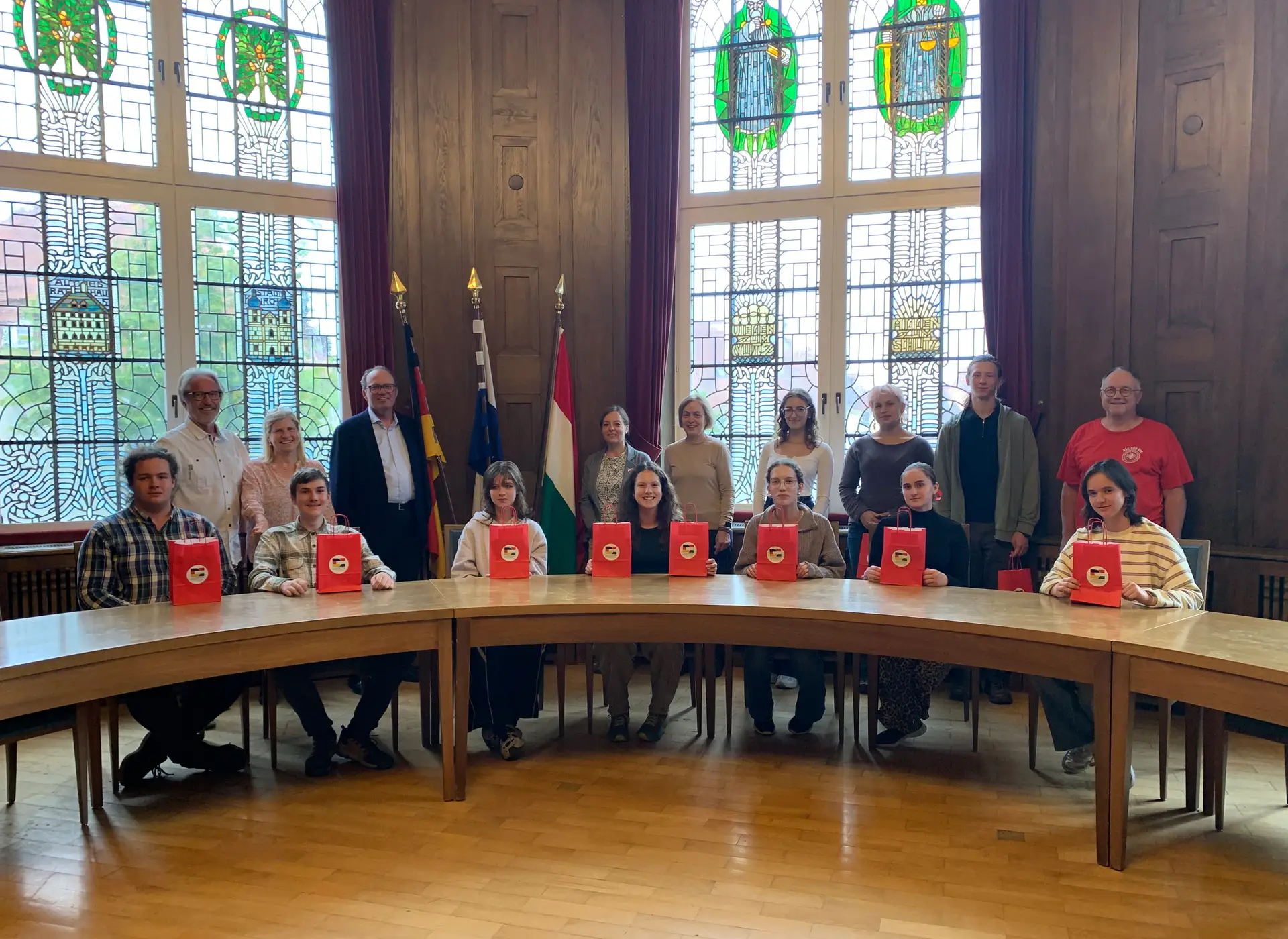 Gruppenfoto beim Empfang im Rathaus mit Bürgermeister Severin Graf, Schülern und Lehrern des Musikfach-Gymnasiums Vác sowie weiteren Vertretern.