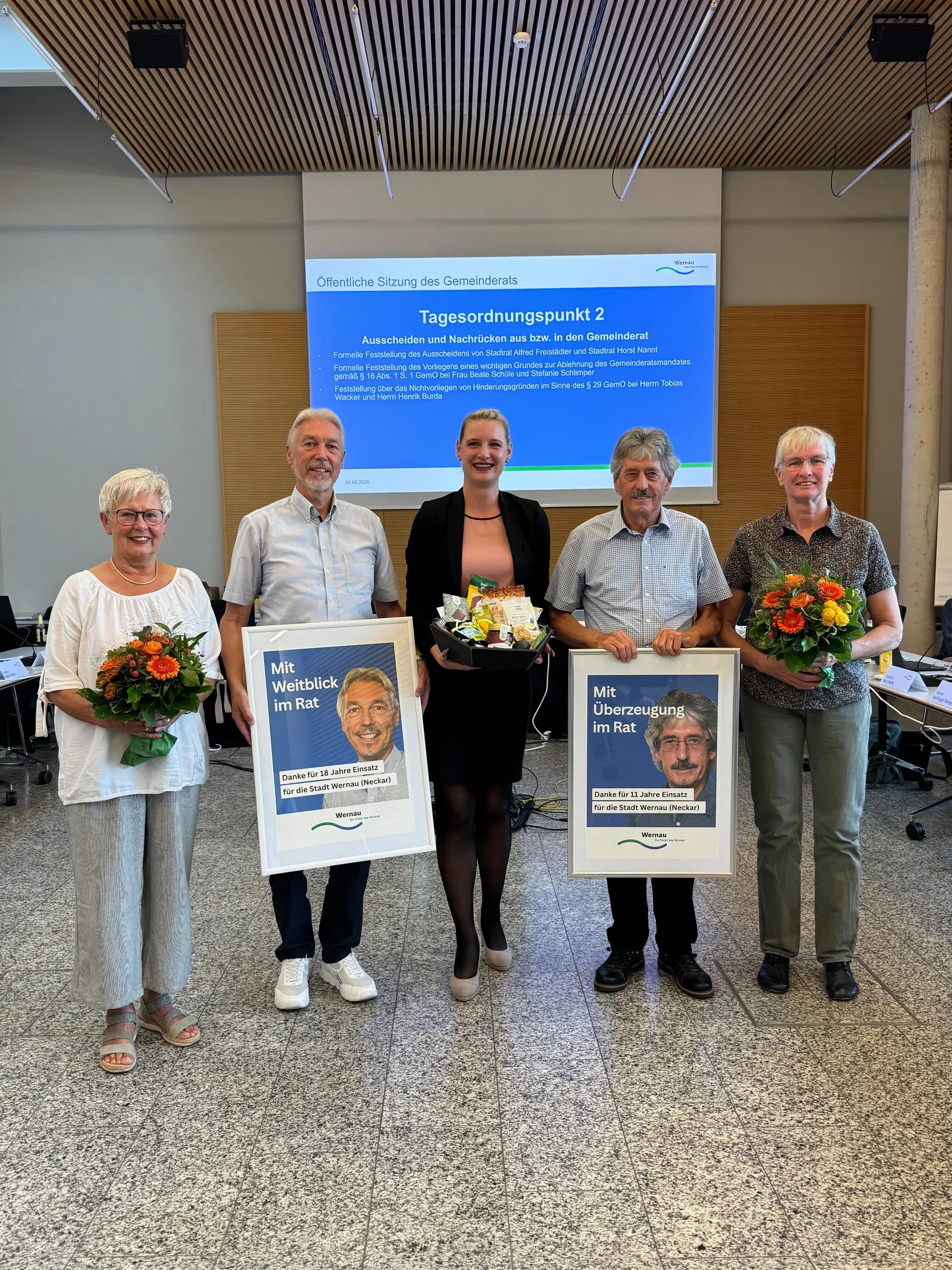 Fünf Personen stehen bei einer offiziellen Verabschiedung in einer Sitzung. Von links nach rechts sind Barbara Freistädter, Alfred Freistädter, Bürgermeisterin Christiane Krieger sowie Horst und Ingeborg Nannt zu sehen.