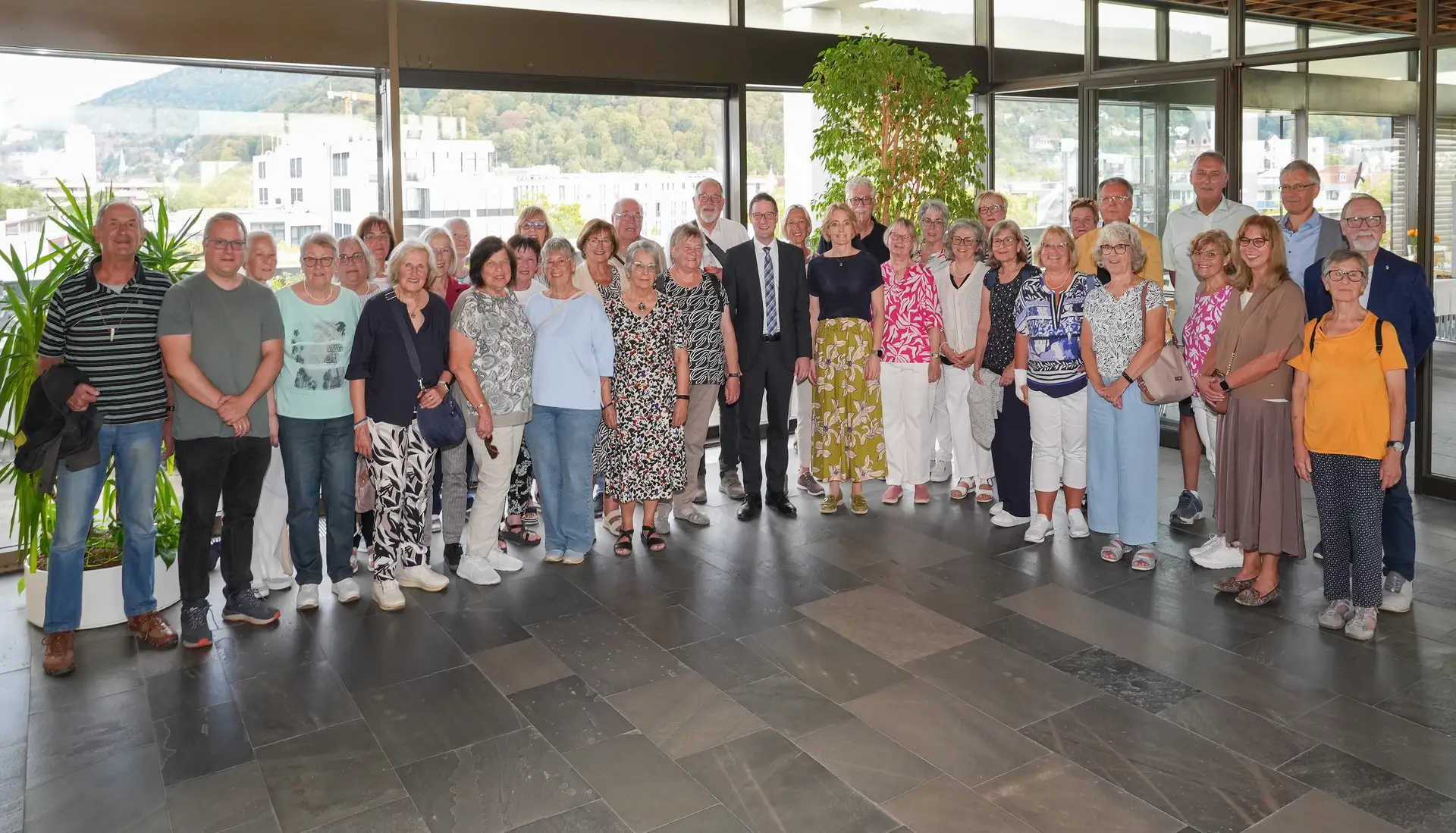 Landrat Manuel Just (Mitte) bei einem Treffen mit Ehrenamtlichen der Grünen Damen und Herren; neben ihm Judith Masuch (Geschäftsführerin der GRN gGmbH).