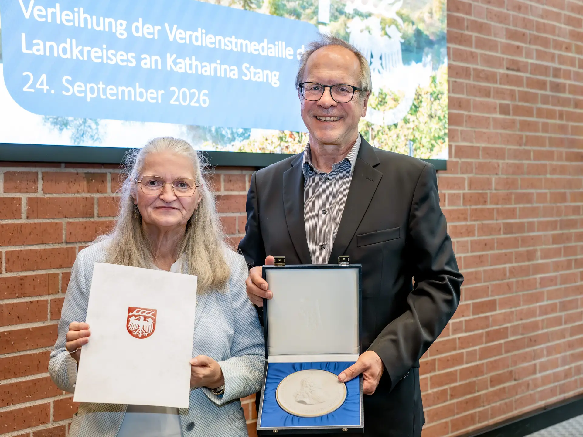 Erster Landesbeamter Jürgen Vogt übergab Katharina Stang Urkunde und Verdienstmedaille des Landkreises (Bild: Landratsamt Ludwigsburg).